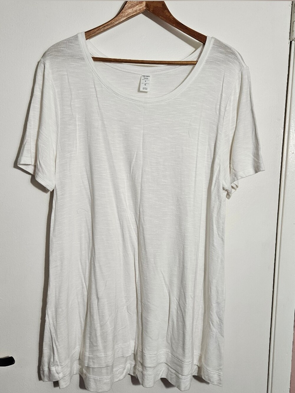 Old Navy White Scoop Neck Short Sleeve Tee
